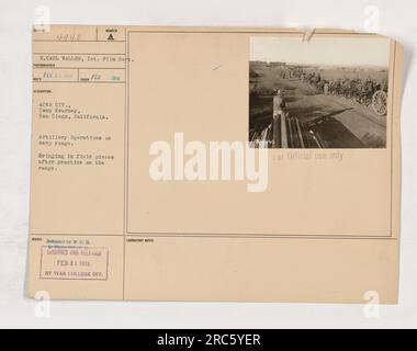 I soldati della 40a Divisione a Camp Kearney a San Diego, California, vengono visti qui portando pezzi di artiglieria da campo dopo aver praticato sul campo. La foto è stata scattata da E. Carl Wallen, un fotografo internazionale di servizio cinematografico, nel febbraio 1918. L'immagine è ufficiale ed è stata censurata e pubblicata dal War College Division Laboratory il 21 febbraio 1918. Foto Stock