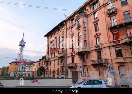 Milano, Italia - marzo 31 2022: Tipici edifici italiani e vista sulla strada a Milano, la capitale della Lombardia, regione d'Italia. Foto Stock