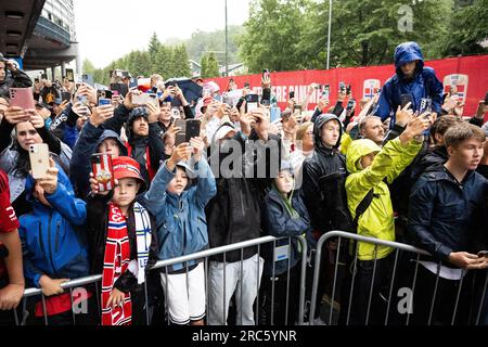 Oslo, Norvegia. 12 luglio 2023. I tifosi di calcio aspettano fuori prima di un'amichevole pre-stagionale tra il Manchester United e il Leeds United all'Ullevaal Stadion di Oslo. (Foto: Gonzales Photo/Alamy Live News Foto Stock
