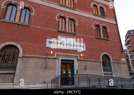 Milano, Italia - 1° aprile 2022: Edifici tipici italiani e vista sulla strada a Milano, la capitale della Lombardia, regione d'Italia. Residenze anni Azzurri. Foto Stock