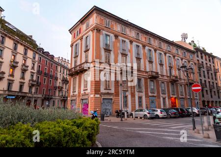 Milano, Italia - 1° aprile 2022: Edifici tipici italiani e vista sulla strada a Milano, la capitale della Lombardia, regione d'Italia. Foto Stock