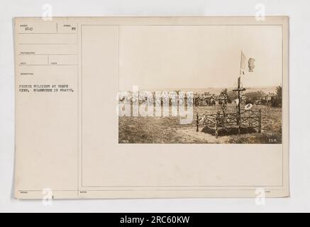 I soldati francesi rendono omaggio in un luogo sepolcrale da qualche parte in Francia durante la prima guerra mondiale. Stanno onorando un eroe, MURGER, e cantando "la Marsigliese", l'inno nazionale della Francia. Questa fotografia è stata scattata nel 1915 da un fotografo sconosciuto e pubblicata con il numero 111-SC-1013. Foto Stock