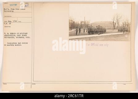 Soldati che partecipano a un raduno mensile negli Stati Uniti School of Military Aeronautics presso l'Ohio State University di Columbus, Ohio. La foto mostra un'ispezione e una revisione in corso. L'immagine è stata scattata dal fotografo Recho il 7 agosto 1918. Foto Stock