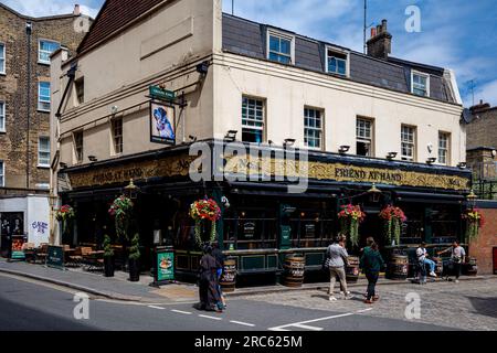 Friend at Hand Pub and Restaurant Bloomsbury London al 2-4 di Herbrand Street - pub del XVIII secolo costruito nel 1735. Pub Greene King. Foto Stock