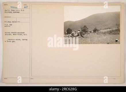 Cadetti militari presso la United States Military Academy di West Point, New York, partecipando a una marcia pratica e imparando a posare una pistola da campo. L'immagine è stata scattata dal fotografo 55555 e ricevuta dall'Accademia militare il 22 luglio 1918. La pistola da campo è descritta come una componente chiave dell'addestramento dei cadetti. Foto Stock