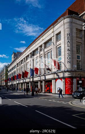 Heals London Store su Tottenham Court Road Londra. Le bandiere si ondano fuori dal negozio di mobili e design delle guardiani. Fondata nel 1810 da John Harris Heal & Son. Foto Stock