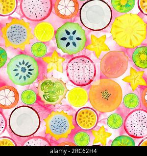 Motivo senza cuciture con esotiche fette di frutta tropicale. Illustrazione ad acquerello disegnata a mano su sfondo rosa maculato. Luminoso ornamento estivo ad acquerello. Foto Stock