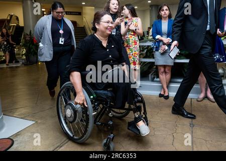 Washington, Stati Uniti. 12 luglio 2023. STATI UNITI Senatore Tammy Duckworth (D-il) vicino alla metropolitana del Senato presso il Campidoglio degli Stati Uniti. (Foto di Michael Brochstein/Sipa USA) credito: SIPA USA/Alamy Live News Foto Stock