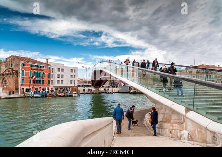 Venezia, Italia - 2 aprile 2022: Il Ponte della Costituzione è il quarto ponte sul Canal grande a Venezia. Progettato da Santiago Calatrava e W Foto Stock