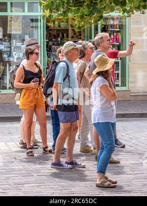 Gruppo di turisti stranieri in visita guidata nel centro della città - Tours, Indre-et-Loire (37), Francia. Foto Stock