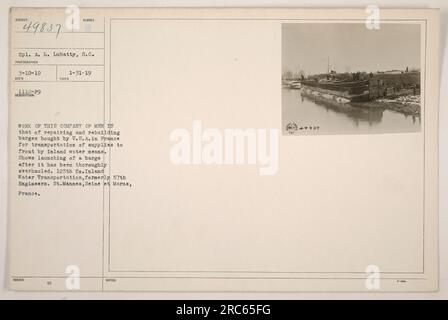 Gli uomini della 125th Company of Inland Water Transportation, ex 57th Engineers, sono visti lanciare una chiatta che è stata riparata e ricostruita per il trasporto di rifornimenti in prima linea durante la prima guerra mondiale. Sono di stanza a St. Mammes, Seine et Marne, Francia. Fotografia scattata il 31 gennaio 1919. (Nota: L'ID immagine è 49837) Foto Stock