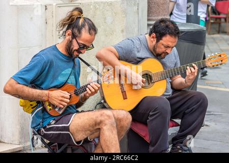 Musicisti di strada che si esibiscono in centro - Tours, Indre-et-Loire (37), Francia. Foto Stock