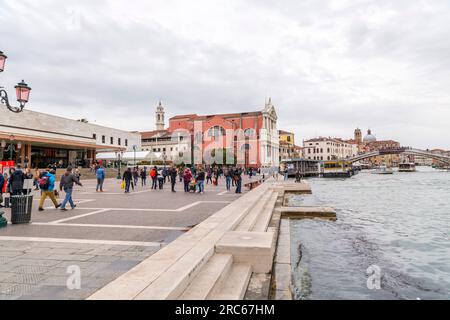 Venezia, Italia - 2 aprile 2022: Vista esterna della stazione ferroviaria di Venezia Santa Lucia e delle persone a piedi, Venezia, Veneto, Italia. Foto Stock