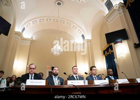 (L-R) Consigliere senior del direttore della politica nazionale di controllo della droga Kemp Chester, vicedirettore della Divisione contro la criminalità organizzata transnazionale presso il Dipartimento per la sicurezza interna Steve Cagan, viceCommissario presso l'Ufficio di intelligence, dogana e protezione delle frontiere James Mandryck, Vice amministratore principale presso la Drug Enforcement Administration George Papadopoulos e direttore del Nation State Threats Center presso il Department of Homeland Security Tyrone Durham guardano durante un sottocomitato per la sicurezza interna della camera sulla sicurezza di frontiera e l'applicazione della legge HE Foto Stock