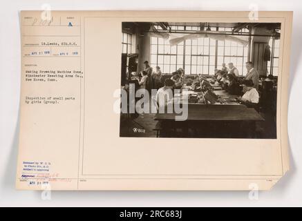 Un gruppo di ragazze ispeziona piccole parti di mitragliatrici Browning alla Winchester Repeating Arms Co. A New Haven, Connecticut. La fotografia, scattata dal tenente Lentz di SIG.R.C, è datata 6 aprile 1918 ed è stata rilasciata alla Photo Division da W. C. D con approvazione. Foto Stock