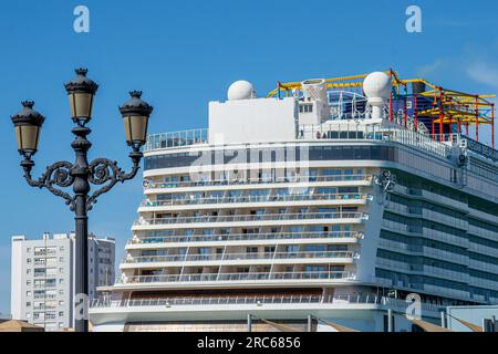 CADICE, SPAGNA - 30 APRILE 2023: Nave da crociera a Cadice, Spagna il 30 aprile 2023 Foto Stock