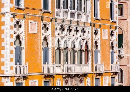 Tipica architettura palaziale venetale a Venezia, Italia. Foto Stock