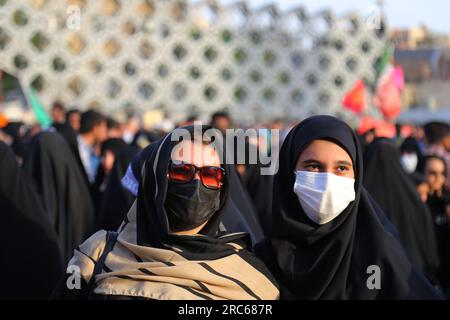 Teheran, Iran. 12 luglio 2023. Due donne iraniane velate che indossano maschere facciali partecipano a un raduno pro-hijab per celebrare l'Hijab e il Chastity Day in Piazza Imam Hossein nel centro di Teheran. (Immagine di credito: © Rouzbeh Fouladi/ZUMA Press Wire) SOLO USO EDITORIALE! Non per USO commerciale! Foto Stock