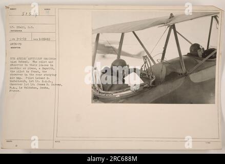 Immagine della 5a Scuola di osservazione aerea di Artiglieria durante la prima guerra mondiale. Mostra il pilota Leland B. McCullough e l'osservatore 1st Lieutenant James B. Harvey nelle loro posizioni su un aereo Sopwith. Il tenente Harvey può essere visto mentre studia una mappa. La foto è stata scattata a le Valdahhon, Doubs, in Francia, il 25 gennaio 1919. Foto Stock