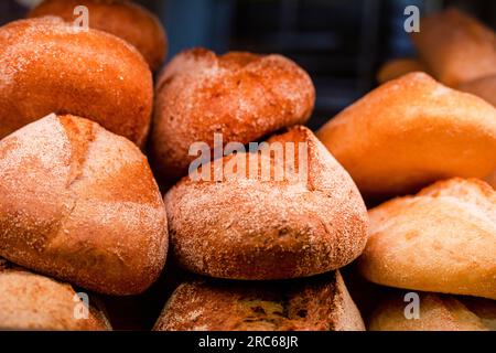 sfondo di pane appena sfornato su segale e farina bianca su lievito madre. mangiare sano Foto Stock