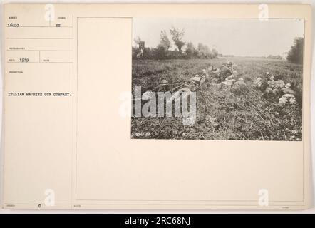 Soldati italiani della Machine Gun Company secondo la descrizione sulla fotografia 16033. Questa immagine è stata ricevuta nel 1919 e fa parte di una collezione che mostra le attività militari americane durante la prima guerra mondiale. Foto Stock