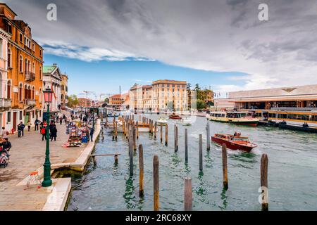 Venezia, Italia - 2 aprile 2022: Vista esterna della stazione ferroviaria di Venezia Santa Lucia e delle persone a piedi, Venezia, Veneto, Italia. Foto Stock