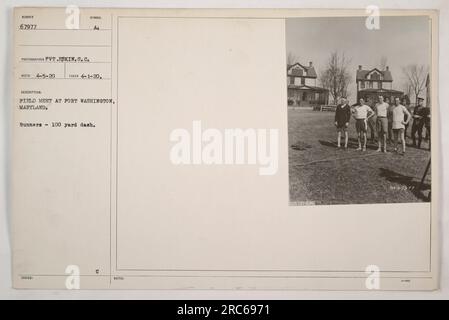 I soldati partecipano a un incontro sul campo a Fort Washington, MD durante la prima guerra mondiale Questo evento specifico cattura diversi corridori che gareggiano sul cruscotto da 100 iarde. Scattata il 1° aprile 1920, dal soldato Eskin del Signal Corps, questa fotografia è stata successivamente rilasciata come documentazione ufficiale dal governo degli Stati Uniti. Foto Stock