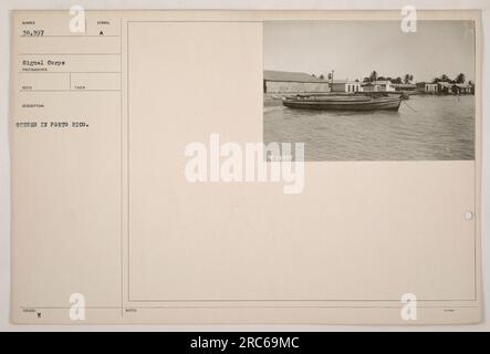 Personale militare americano che scaricava rifornimenti da una nave a Porto Rico durante la prima guerra mondiale. La nave è ormeggiata in un porto e sul ponte si possono vedere delle casse. Diversi soldati sono visti assistere nel processo di scarico. Foto Stock