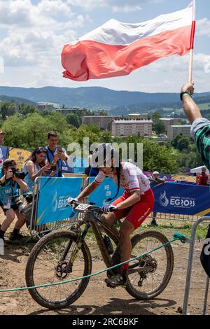 Zuzanna Krzystała supportato da tifosi polacchi su ghiaia fangosa in salita - 2023 UEC MTB Elite European Championships - European Games - Cracovia/Krynica-Zdrój Foto Stock