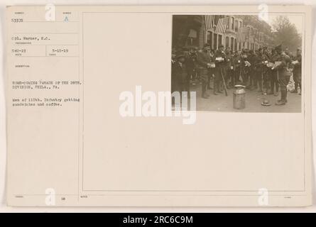 I soldati della 110th Infantry della 28th Division ricevettero panini e caffè durante una parata di ritorno a Philadelphia, Pennsylvania. La fotografia è stata scattata dal fotografo 522-19 e la descrizione è stata ricevuta il 5-15-19. L'immagine fa parte di una collezione intitolata "Photographs of American Military Activities during World War One" (fotografie delle attività militari americane durante la prima guerra mondiale). Foto Stock