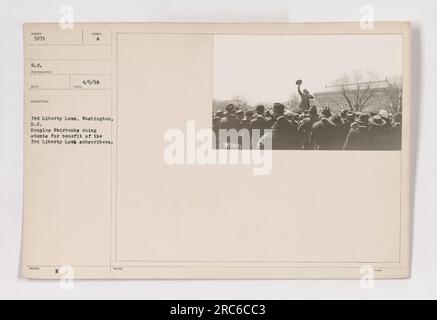 Douglas Fairbanks esegue acrobazie a beneficio degli abbonati del 3rd Liberty Loan a Washington, D.C. Questa fotografia, scattata il 6 aprile 1918, raffigura il coinvolgimento dell'attore nella promozione della campagna di prestito. Annotare la descrizione del fotografo, insieme al numero di riferimento 97271. Foto Stock