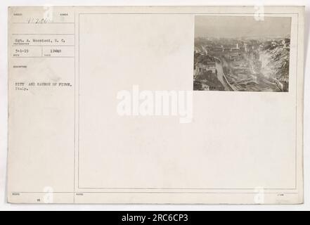 Il Sgt. A. mosse del Signal Corps scattò questa foto il 1 marzo 1919. Raffigura la città e il porto di fiume in Italia. L'immagine mostra il paesaggio urbano e le attività marittime nel porto. Foto Stock