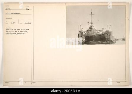 'Bow view of the U.S.S. San Francisco (C-5) in un bacino di carenaggio a Invergordon, in Scozia durante la prima guerra mondiale. Questa fotografia, scattata nell'ottobre 1918, mostra la nave in manutenzione. L'immagine è stata catturata da un fotografo del Dipartimento della Marina e ricevuta nel 1919 con il simbolo 111-SC-43775." Foto Stock