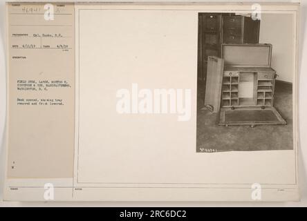 La fotografia raffigura un grande banco da lavoro prodotto da Morton E. Converse & Son, situato a Washington D.C. La scrivania è mostrata con il vassoio rimosso e la parte anteriore abbassata. La foto è stata scattata da Cpl. Combs, S.C. il 9 aprile 1919. La scrivania è identificata dal numero TDTO419 e rientra nel soggetto 46941. Le note di accompagnamento indicano che è stato emesso come banco di lavoro. Foto Stock