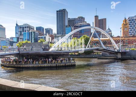 Southgate Footbridge sul fiume Yarra Foto Stock