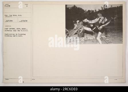 Il soldato Sgt. Joe Hitz dimostra come rompere la presa di un uomo annegato durante l'addestramento R.O.T.C. a Camp Devens ad Ayer, Massachusetts. Questa fotografia, scattata dal fotografo S.C., mostra l'importanza di imparare le tecniche di sopravvivenza durante la prima guerra mondiale Foto Stock