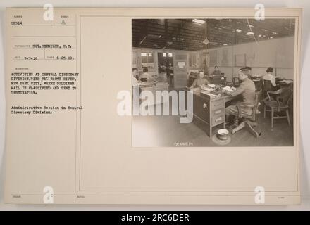 I soldati vengono visti smistare e classificare la posta alla Central Directory Division di New York durante la prima guerra mondiale. La divisione è responsabile di garantire che la posta dei soldati sia correttamente indirizzata e inviata alle destinazioni previste. Questa foto è stata scattata il 25 giugno 1919 dal fotografo Sot. Stemizer. Foto Stock
