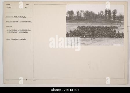 Soldati a Camp Gordon, Georgia, che partecipano a corsi educativi e ricreativi. Nella foto, sono seduti e impegnati nel canto di massa. L'immagine è stata scattata il 6 aprile 1920 e ricevuta per l'elaborazione il 20 aprile 1920. Foto Stock