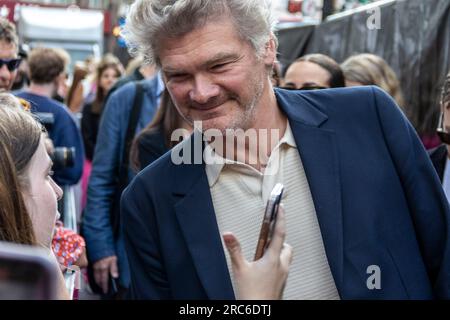 Londra, Regno Unito. 12 luglio 2023. Simon Farnaby impressiona mentre cammina sul tappeto rosa alla Barbie Premiere di Londra. Centinaia di appassionati e personaggi famosi si sono riuniti sul tappeto rosa di Leicester Square nel cuore di Londra per la prima dell'attesissimo film di Barbie. Il film è ambientato nei cinema nazionali a partire dal 21 luglio. Crediti: Sinai Noor/Alamy Live News Foto Stock