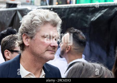 Londra, Regno Unito. 12 luglio 2023. Simon Farnaby impressiona mentre cammina sul tappeto rosa alla Barbie Premiere di Londra. Centinaia di appassionati e personaggi famosi si sono riuniti sul tappeto rosa di Leicester Square nel cuore di Londra per la prima dell'attesissimo film di Barbie. Il film è ambientato nei cinema nazionali a partire dal 21 luglio. Crediti: Sinai Noor/Alamy Live News Foto Stock