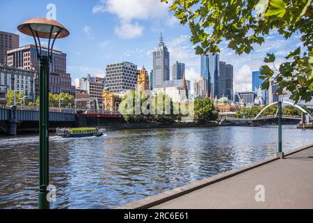 Tour in barca con persone che navigano sul fiume Yarra Foto Stock