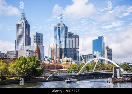 Tour in barca con persone che navigano sul fiume Yarra Foto Stock