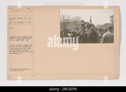 Charlie Chaplin parla all'apertura del 3rd Liberty Loan Drive nel 1 ° anniversario dell'entrata degli Stati Uniti nella prima guerra mondiale L'evento si svolse di fronte al State, War and Navy Building a Washington, D.C. La foto è stata scattata il 6 aprile 1918, censurata e pubblicata il 10 aprile 1918. Foto Stock