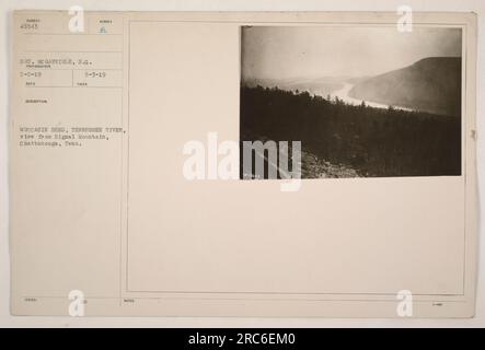 Vista di Moccasin Bend, situata sul fiume Tennessee, vista dalla Signal Mountain a Chattanooga, Tennessee. Questa foto è stata scattata il 5 maggio 1919 dal sergente McGrarrigle, un fotografo della S.C, seguendo la descrizione pubblicata il 3 maggio 1919. Altre note includono il numero 4245543. Foto Stock