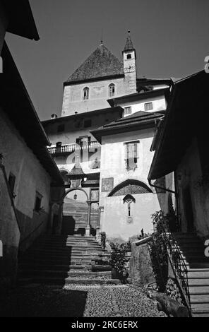 Il Santuario di San Romedio . Val di non, Trento. L'ingresso dell'hermitage. Foto Stock