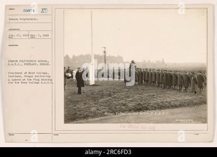 Il presidente del Reed College di Portland, Oregon, tiene un discorso alla cerimonia di innalzamento della bandiera per il Reed College S.A.T.C. presso la Benson Polytechnic School di Portland, Oregon. La fotografia è stata scattata il 7 dicembre 1918 e fa parte di una serie di documentazioni sulle attività militari americane durante la prima guerra mondiale. Foto Stock