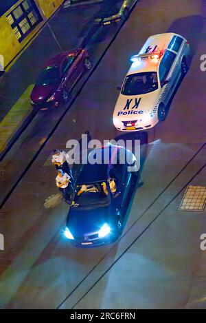 La polizia del New South Wales effettua una fermata notturna su Liverpool Street vicino a Whitlam Square e Hargrave Street, dietro Oxford Street a Sydney, Australia. Foto Stock