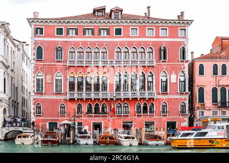 Venezia, Italia - 2 aprile 2022: Tipica architettura palaziale veneziana a Venezia, Italia. Foto Stock