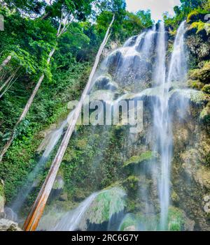 Accessibile da un sentiero molto ripido, che porta alla base del waterfall.in metri di altezza sulle colline dietro Oslobn. Una splendida attrazione turistica circondata Foto Stock