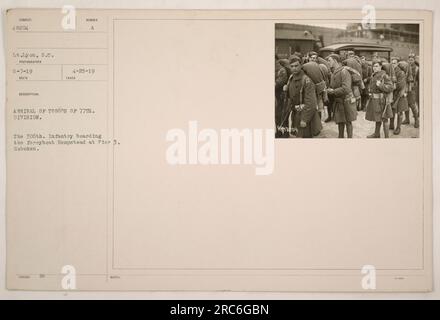 L'immagine cattura l'arrivo delle truppe della 77th Division durante la prima guerra mondiale. Nello specifico, mostra i membri del 306th Infantry che salgono a bordo del traghetto Hempstead al Molo 3 di Hoboken. La foto è stata scattata il 25 aprile 1919 e ricevuta il 7 maggio 1919. È etichettata come descrizione numero A, con il fotografo identificato come tenente Lyon, S.C. Foto Stock